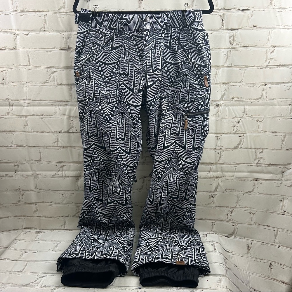 Roxy dritech snow pants with boot elastics, Velcro waist cinch, leg vents